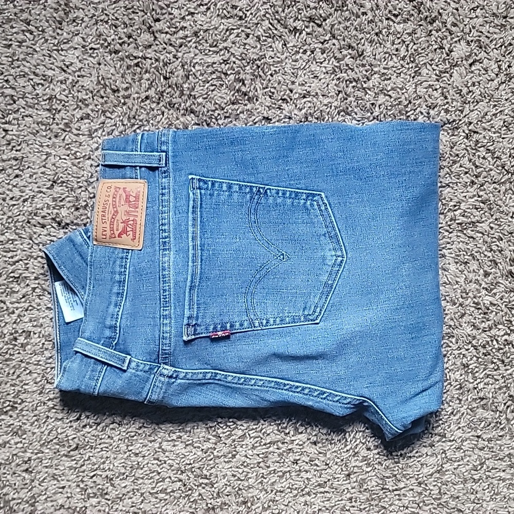 Levi Capris-Brand New!